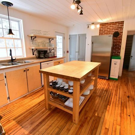 Le Partage Lodge: Destination Plein Air Et Sociale Val-Morin ภายนอก รูปภาพ