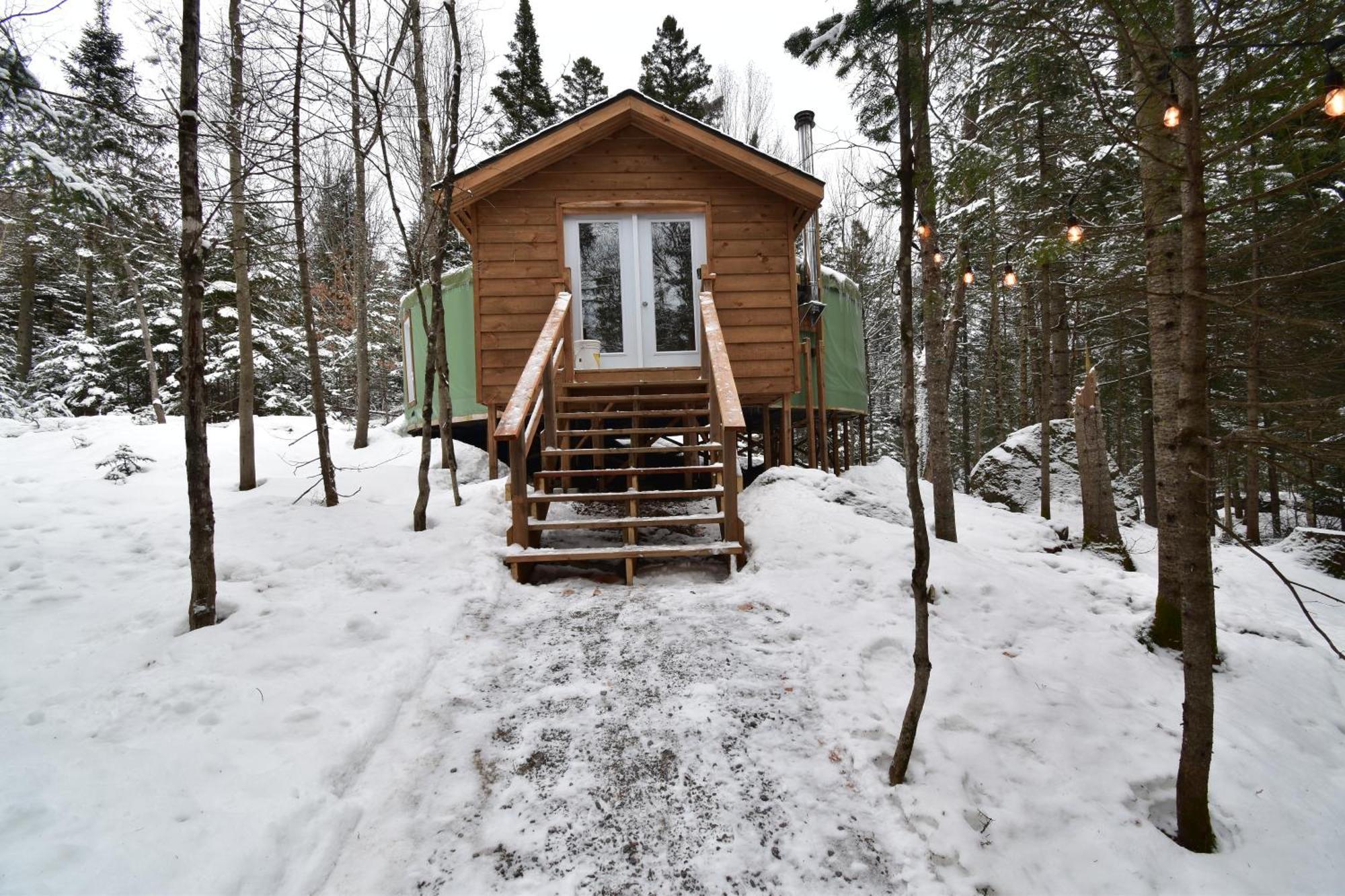 Le Partage Lodge: Destination Plein Air Et Sociale Val-Morin ภายนอก รูปภาพ